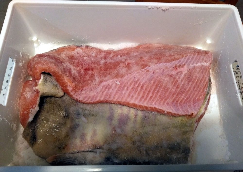 鮭の身と皮全体に塩をまぶして20分放置