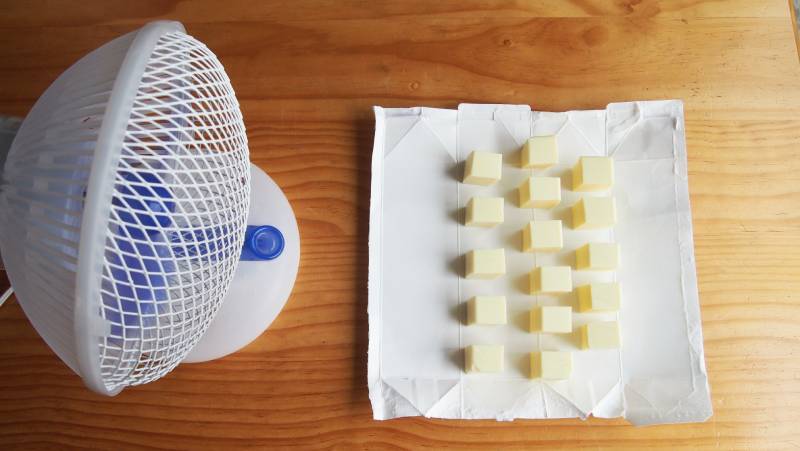 扇風機を使えばチーズをしっかり乾燥できる
